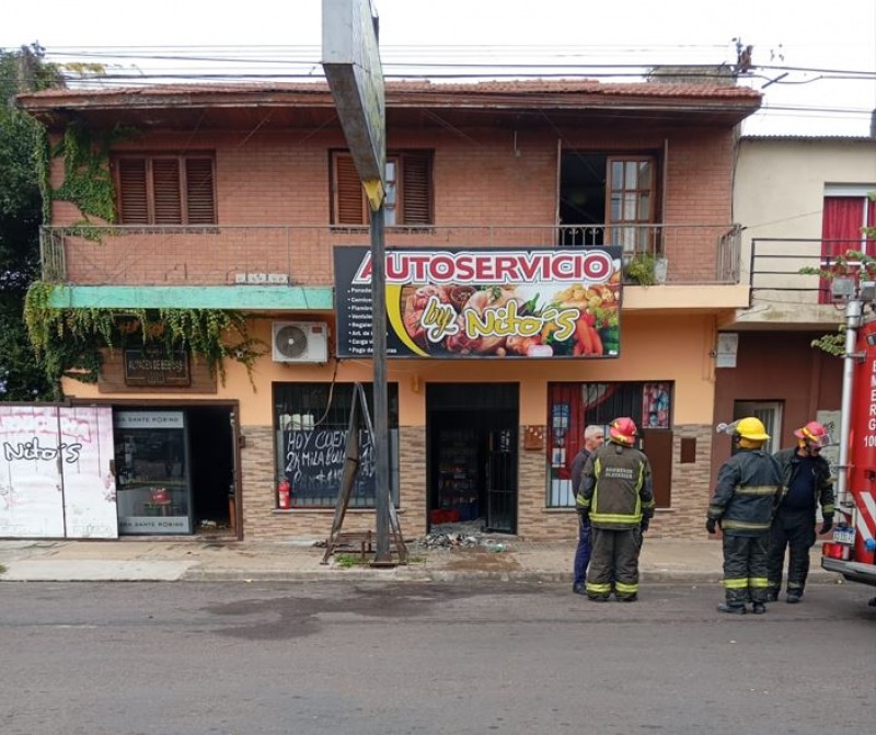 Principio de incendio en un autoservicio
